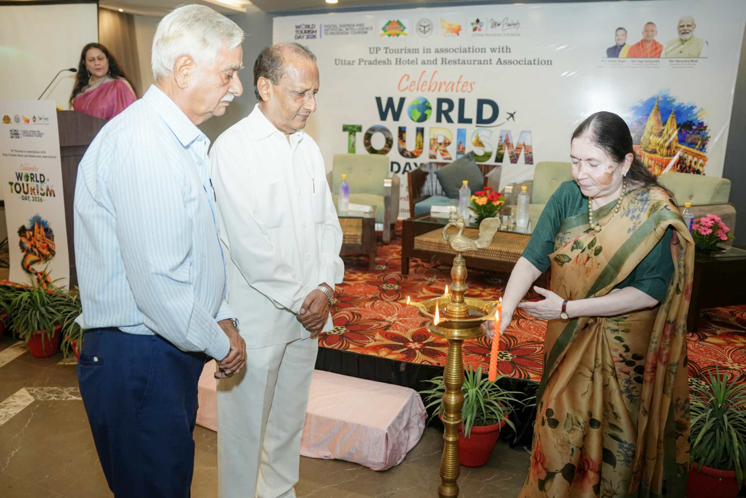 विश्व पर्यटन दिवस के मौके पर लखनऊ में पर्यटन विभाग और उत्तर प्रदेश होटल एवं रेस्टोरेंट एसोसिएशन का संयुक्त कार्यक्रम आयोजित