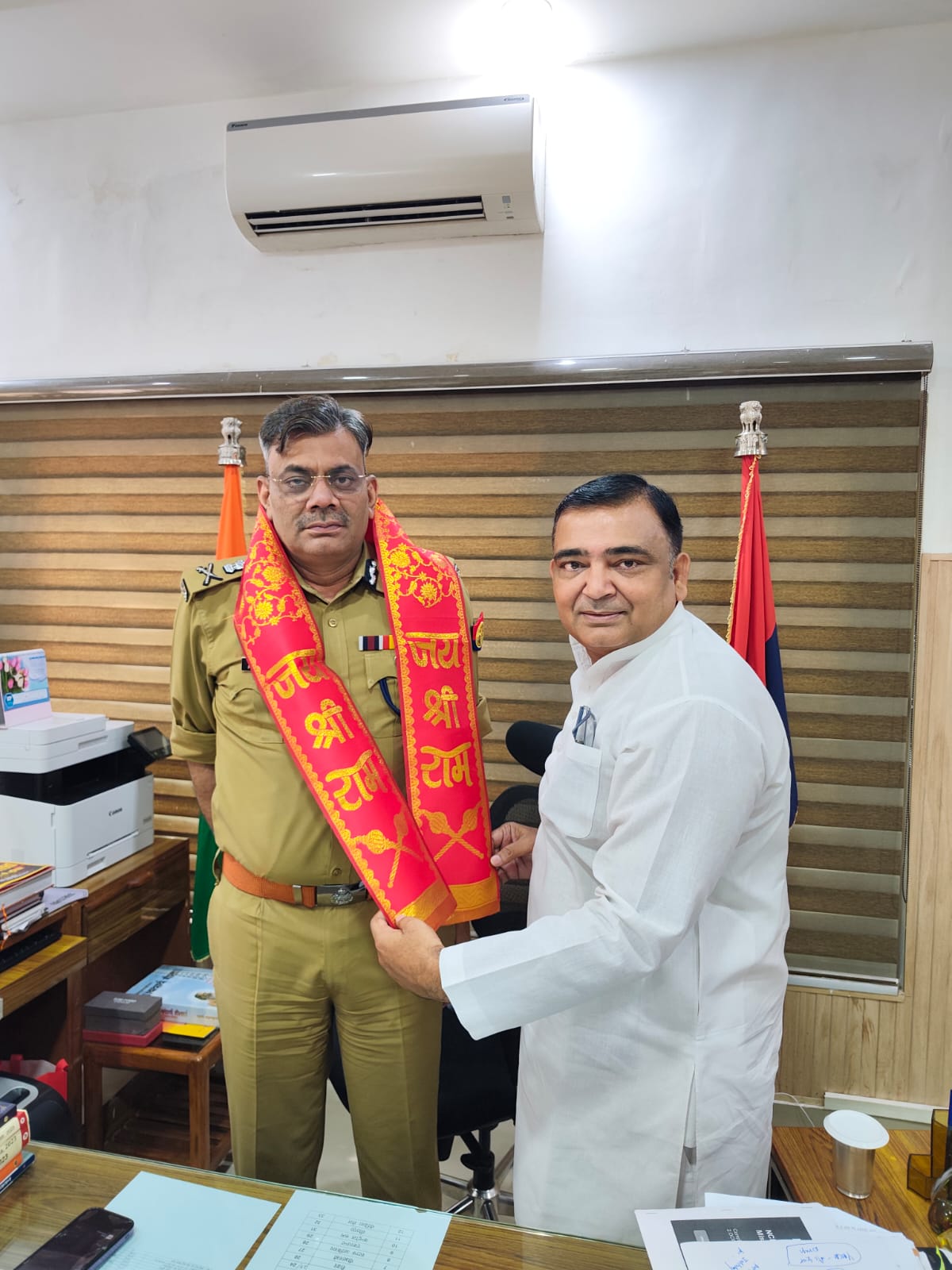 |आदर्श व्यापारी एसोसिएशन के पदाधिकारियों द्वारा अपर पुलिस महानिदेशक लखनऊ जोन को किया आभार